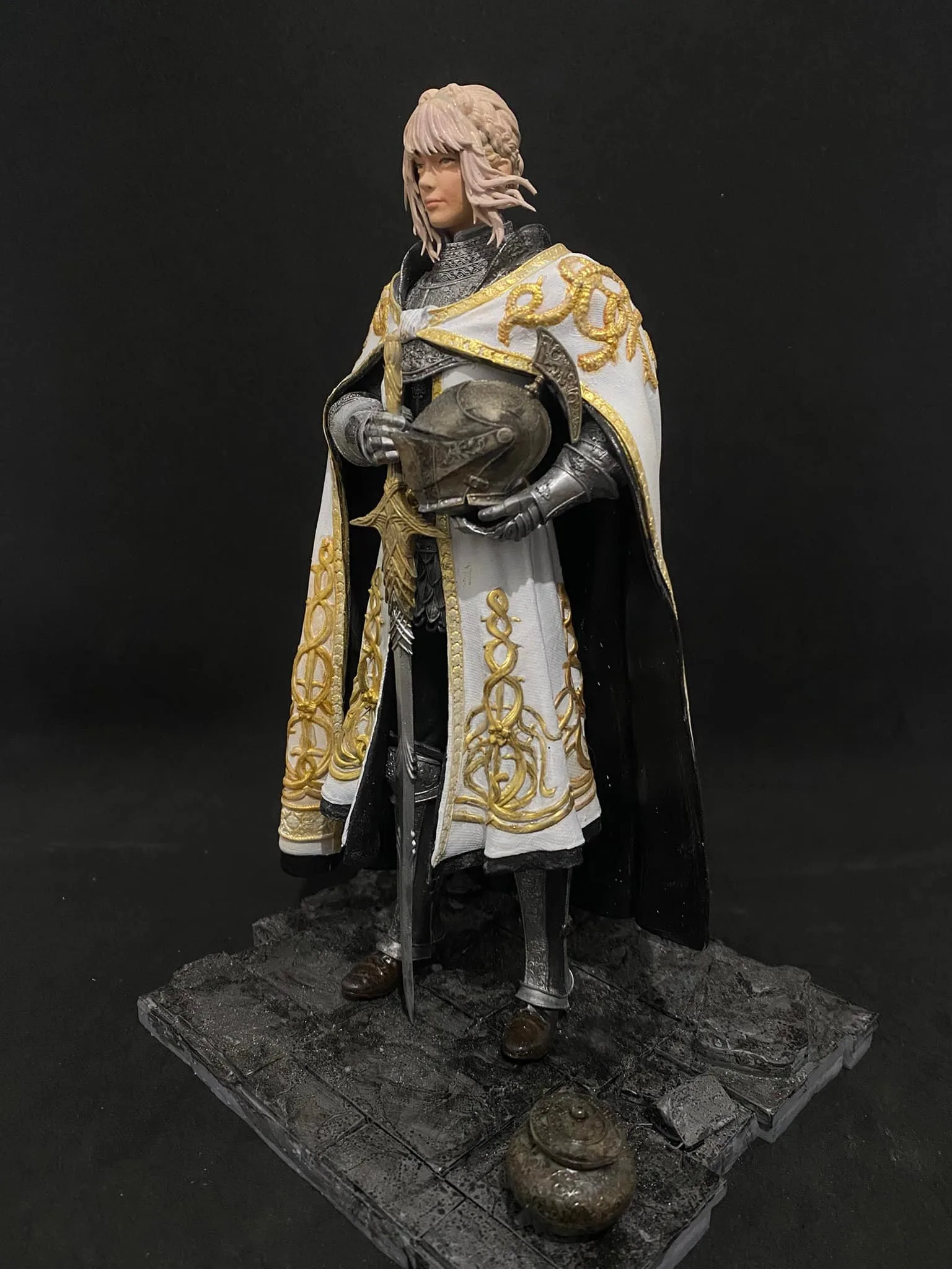 Side profile of the 8-inch Needle Knight Leda sculpture