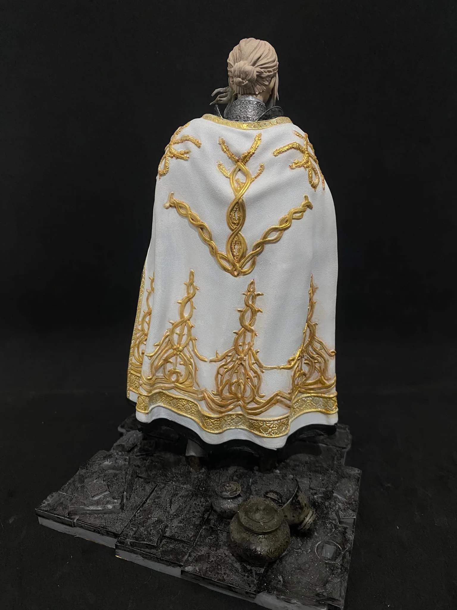 Full view of Needle Knight Leda in white and gold resin