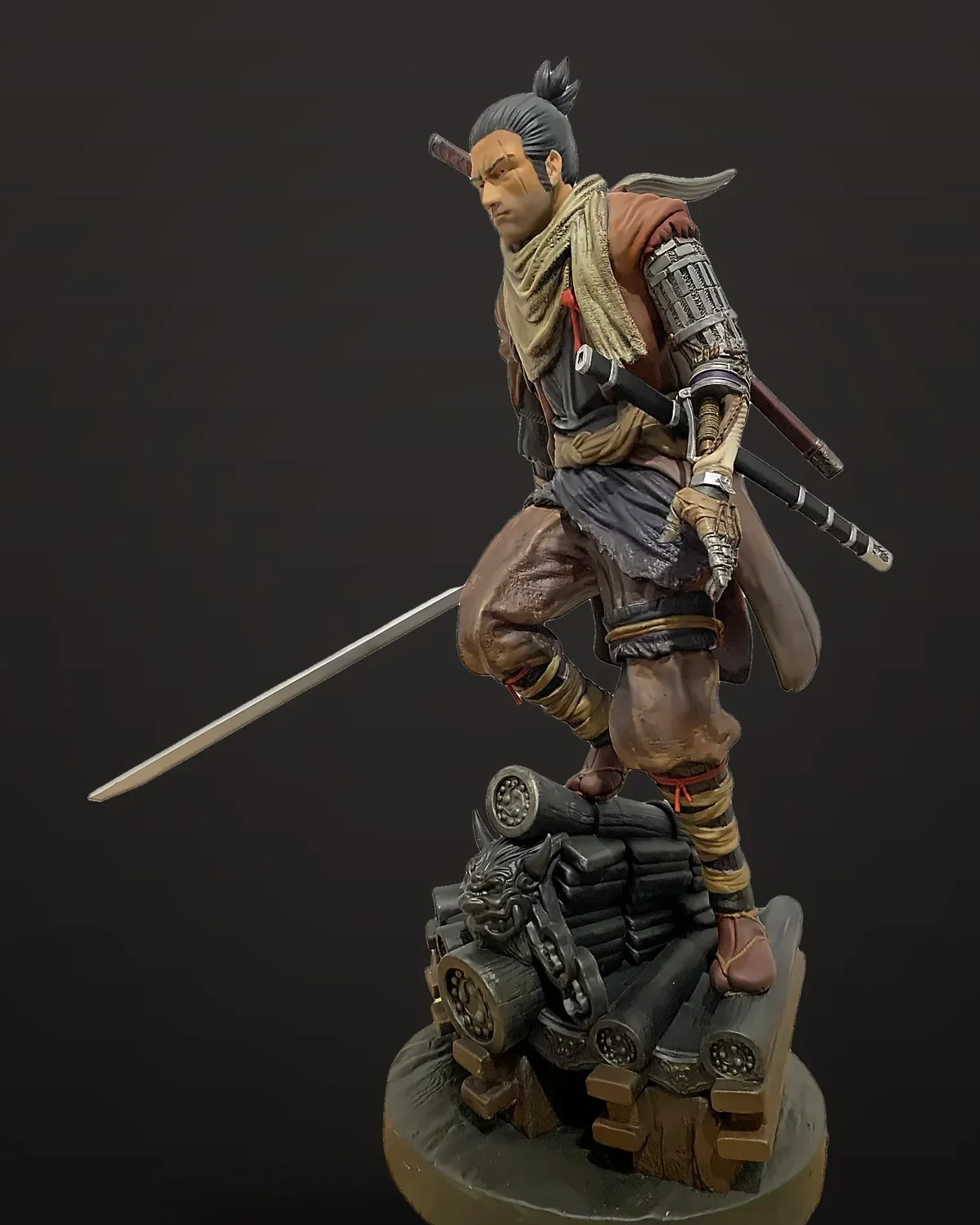 Sekiro statue, three-quarter view with katana and prosthetic arm