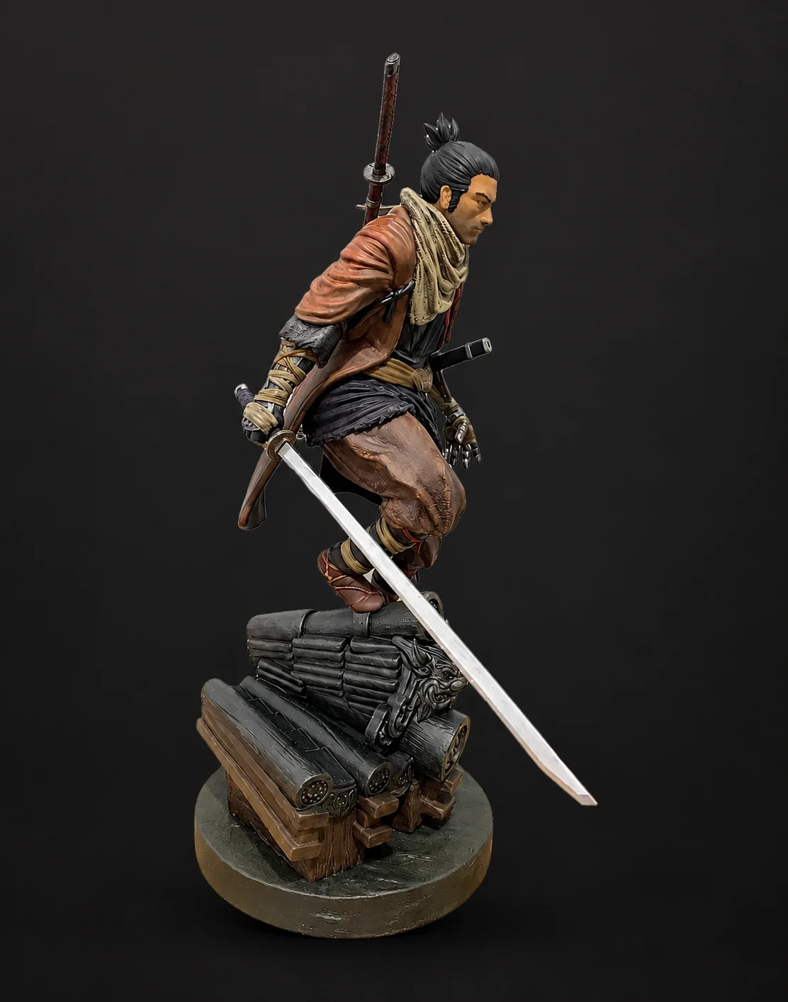 Sekiro statue in side profile stepping off the roof tiles